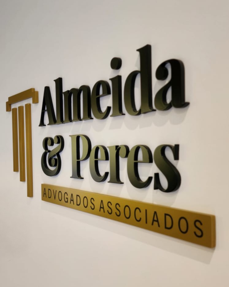 Placa de parede do Almeida & Peres Advogados Associados, com a coluna dourada e a faixa ADVOGADOS ASSOCIADOS